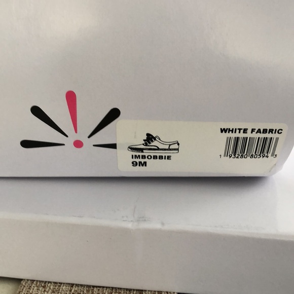 White fabric sneakers, Isaac Mizrahi brand, sz 9 med only worn a few times. - Picture 4 of 4